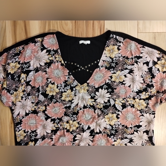 Maurice's v neck floral boxy top - Picture 2 of 9